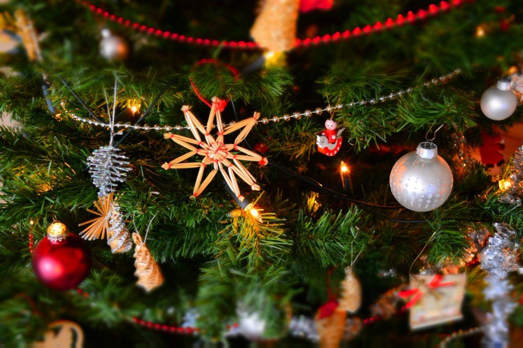 DIY Christmas Decorating Ideas And Hacks For Christmas Party