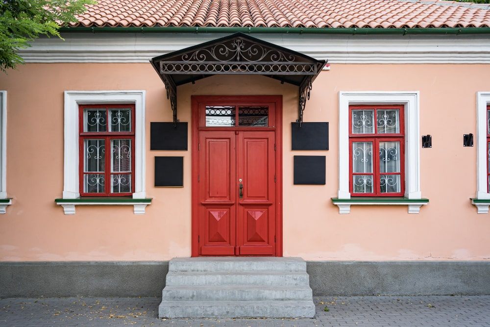 vintage-architecture-classical-facade-building-with-red-door-min.jpg