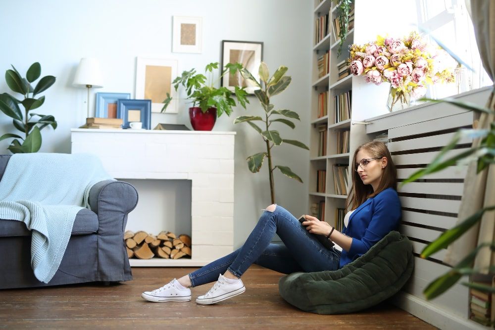 woman-home-min.jpg